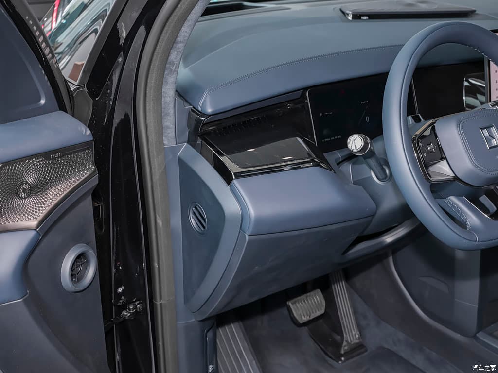 2024 Zeekr 009 — Zeekr 009 centre console and display, for export